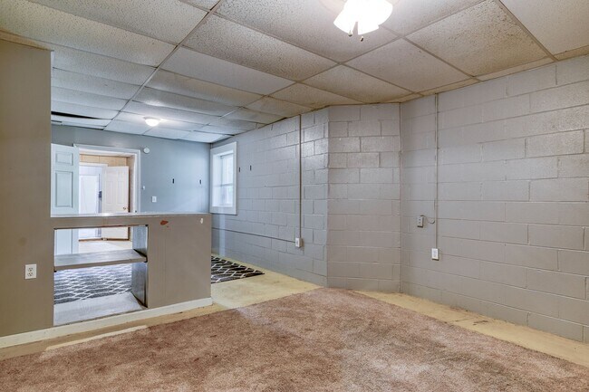 Building Photo - 5 to 8 Bedrooms. Pet Friendly.