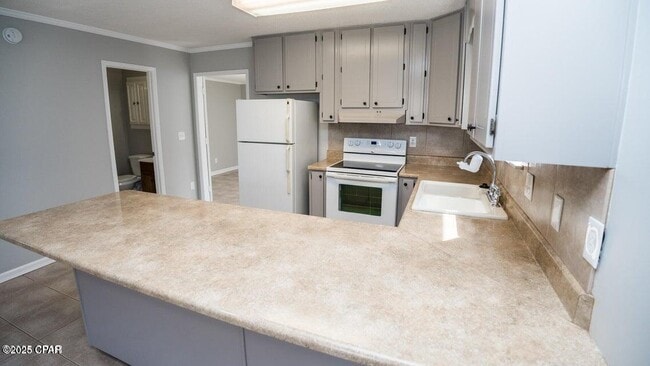 Building Photo - 247 Poinsettia Dr