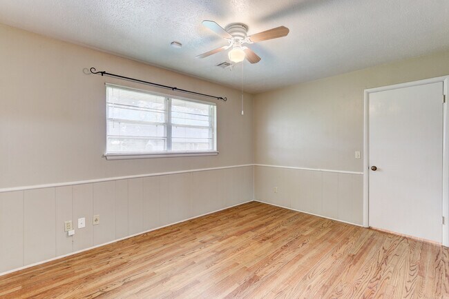 Building Photo - Spacious 3-Bedroom Home with a Fenced Yard...