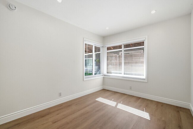 Building Photo - Beautifully Updated Huntington Beach 3 Bedroom / 2 Bathroom Home