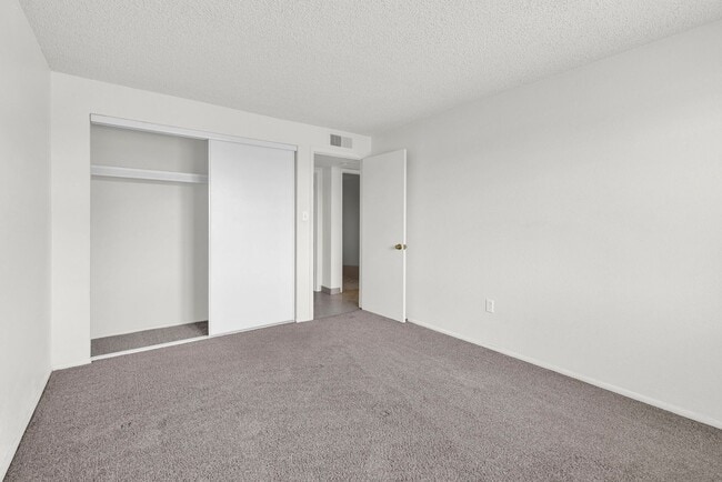 Building Photo - Great 3 bed 2 bath home with a pool!