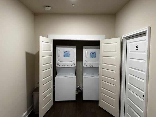 Building Photo - DT Cornelia Loft 3