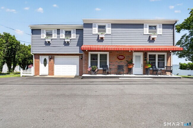 Building Photo - 272 Elm St