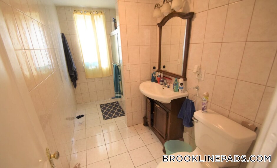 Building Photo - 73 Thatcher St