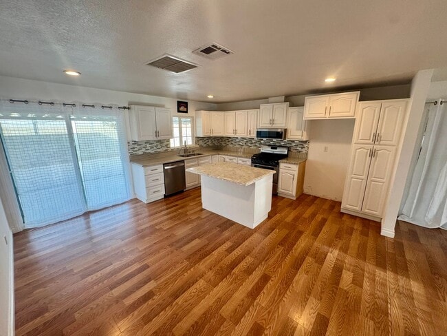 Building Photo - Beautiful 4 bedroom in West Lancaster