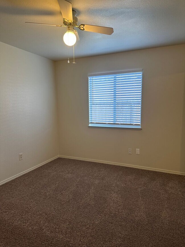 Building Photo - 4 BED 2 BATH HOME IN THE RAVENWOOD SUBDIVISION