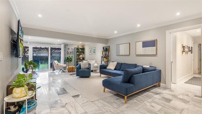 Building Photo - 152 SW 59th Ave