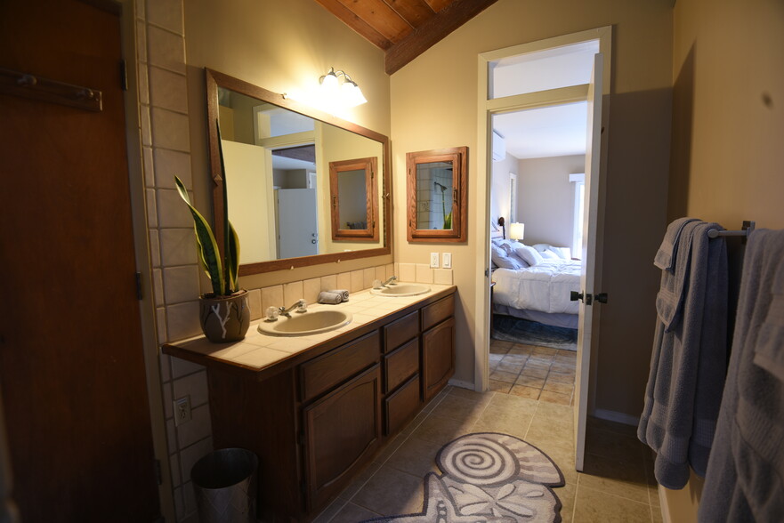 Master bath with double vanity - 157 Nawiliwili St