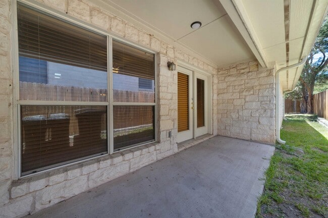 Building Photo - 5601 Lomita Verde Cir