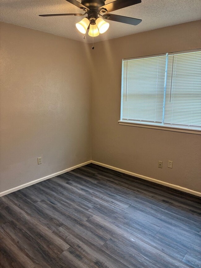 Building Photo - Updated in Central Lubbock