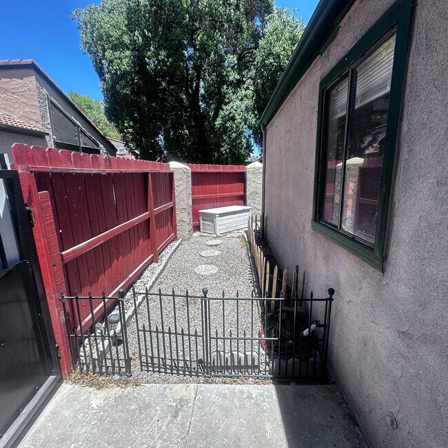 Building Photo - Must See! 2-bedroom, 2-bath single-story c...
