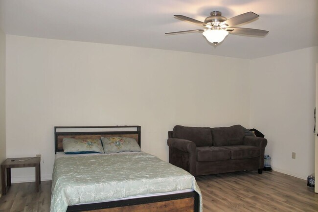 Building Photo - Contemporary duplex with first floor primary