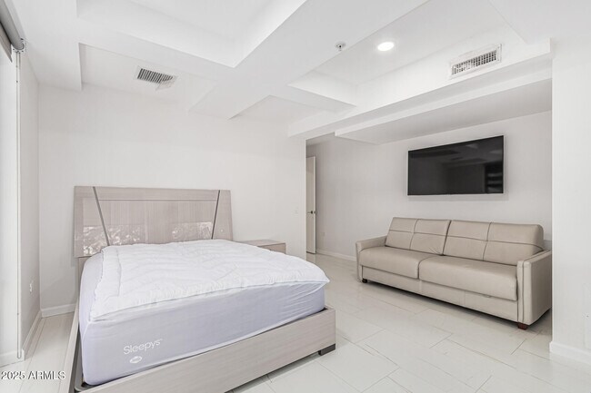 Building Photo - 7121 E Rancho Vista Dr