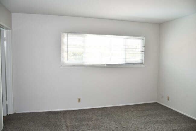 Building Photo - 522 E Collins Ave
