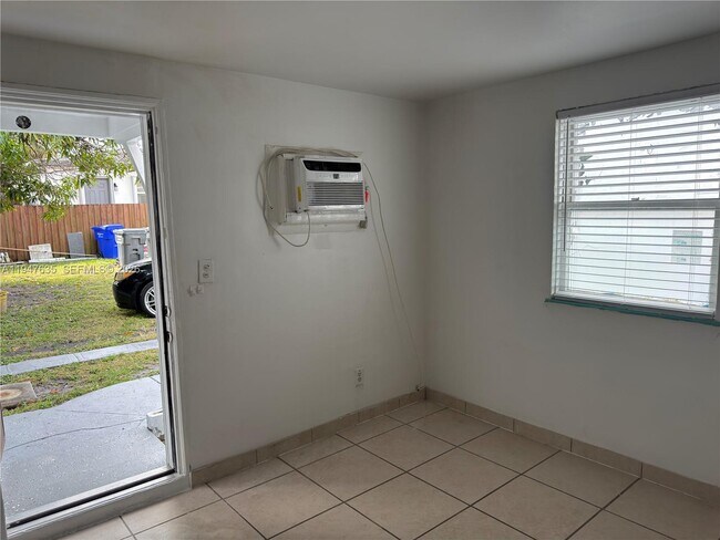 Building Photo - 921 N 17th Ct