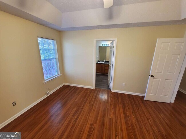 Building Photo - 5450 Twin Lakes Dr