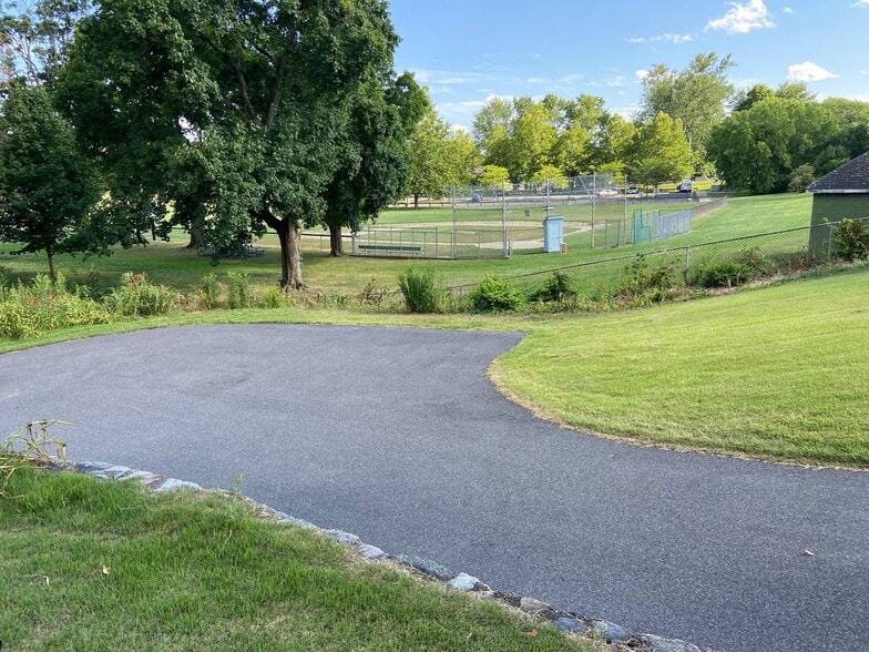 Building Photo - 319 Bridge St