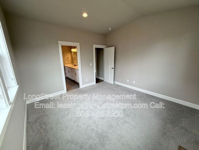 Building Photo - 5028 SW Hudson Ave