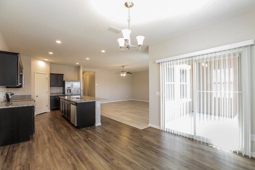 Building Photo - 37317 W Bello Ln