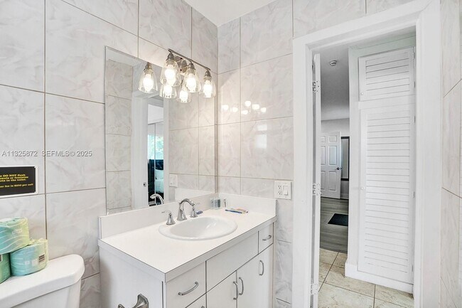 Building Photo - 1018 Adams St