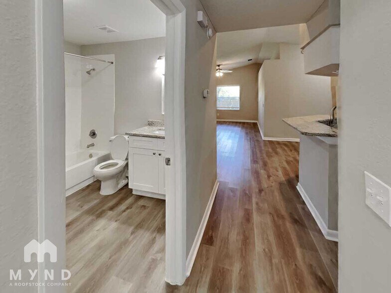 Building Photo - 2125 Karen Dr