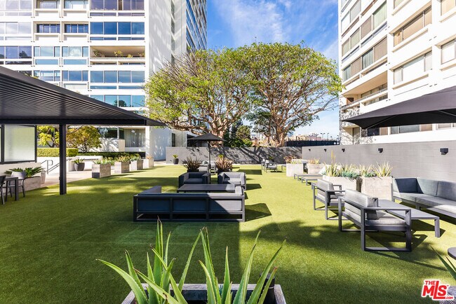 Building Photo - 2220 Ave of the Stars