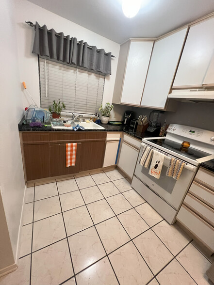 Kitchen - 5512 Cathedral Oaks Rd
