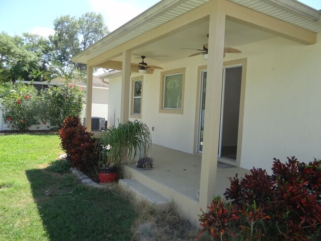 Building Photo - Spacious 4/2/2 home in south St Petersburg