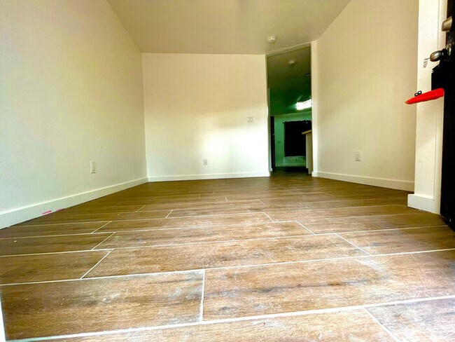 Building Photo - Renovated in the heart of Roosevelt Distri...