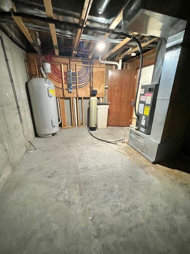 Building Photo - Spacious 4 Bed/3 Bath Twinhome in Brandon!