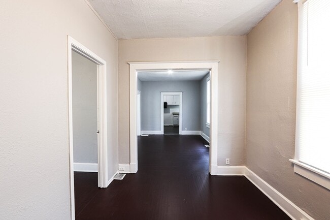 Building Photo - Just updated 2 bed 1 bath