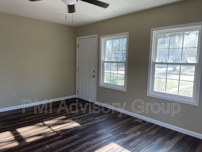 Building Photo - 940 SE Pinecrest Dr