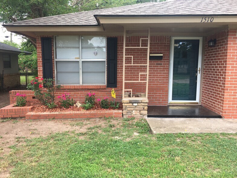 Front Porch - 1510 NE 43rd St