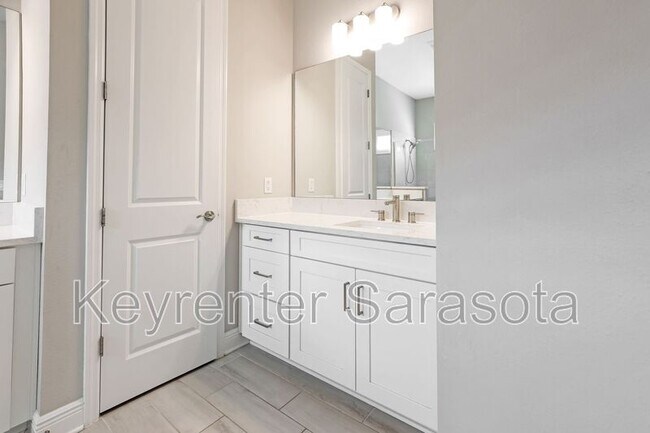 Building Photo - 6133 Lungo Lago Dr