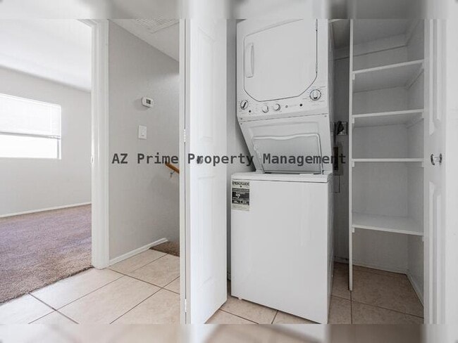 Building Photo - 1055 W 5th St