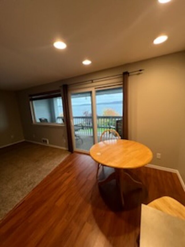 Building Photo - Top floor water front Steilacoom 1 bedroom...