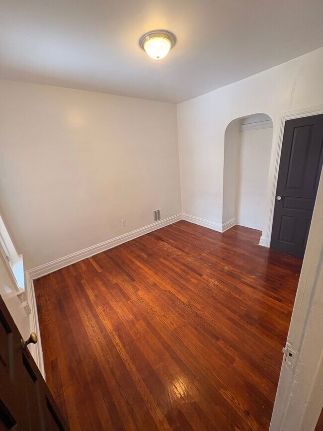 Building Photo - Available Now! Large North York Near Farquar Park