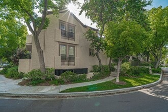 Building Photo - COMING SOON! 2 Bedroom Condo in Valencia!
