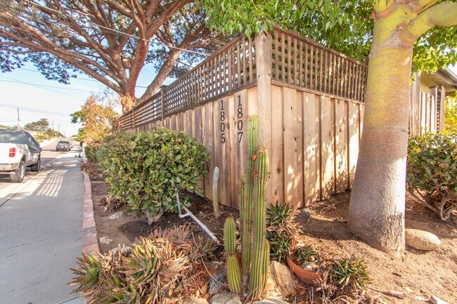 Building Photo - Updated Craftsman 2-Bed / 1-Bath W/ Private Yard/Storage/Washer/Dryer in South Park!