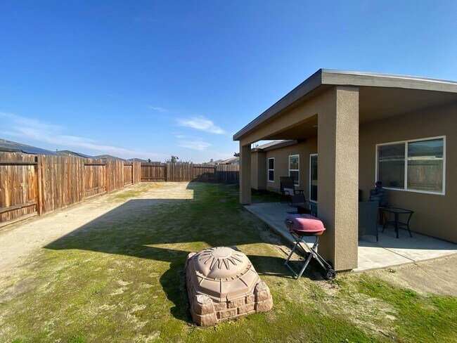 Building Photo - Welcome to the Best Deal in Town. Fully furnished 4 BD 2 BA house on a corner lot