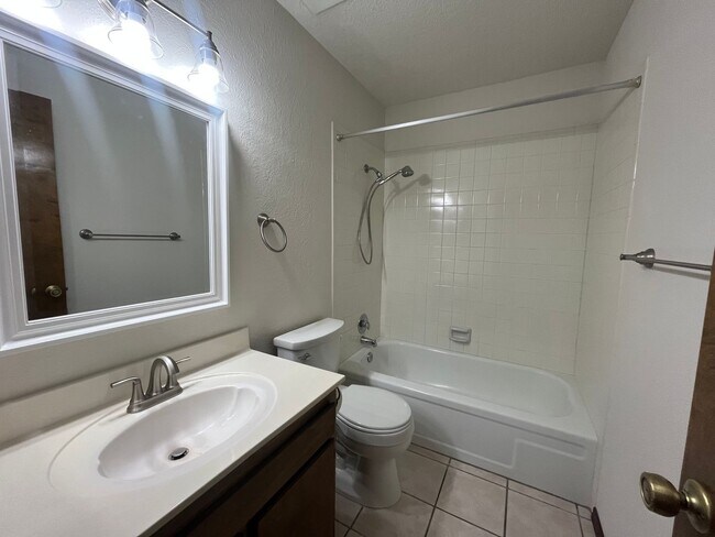 Building Photo - Cute 3 Bedroom 2 Bathroom Home In NW Albuq...