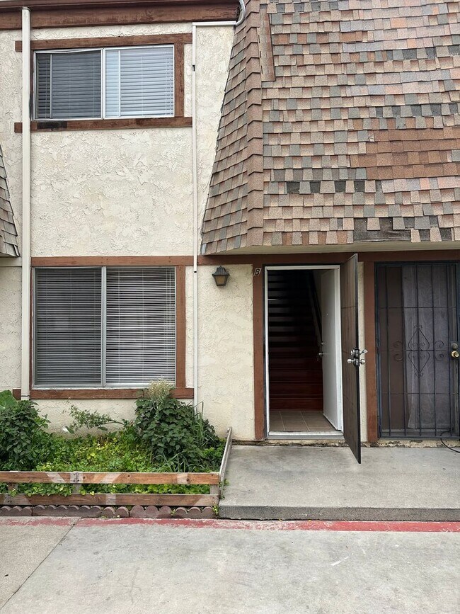 Building Photo - 2 Bedroom 1 Bath Townhome in Westminster