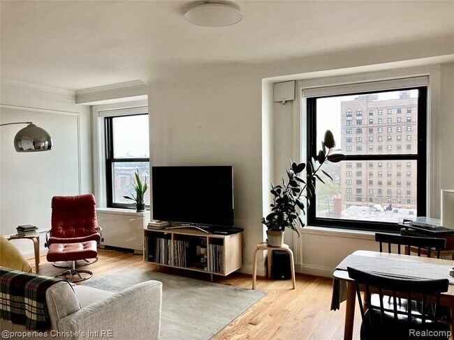 Building Photo - 15 E Kirby St