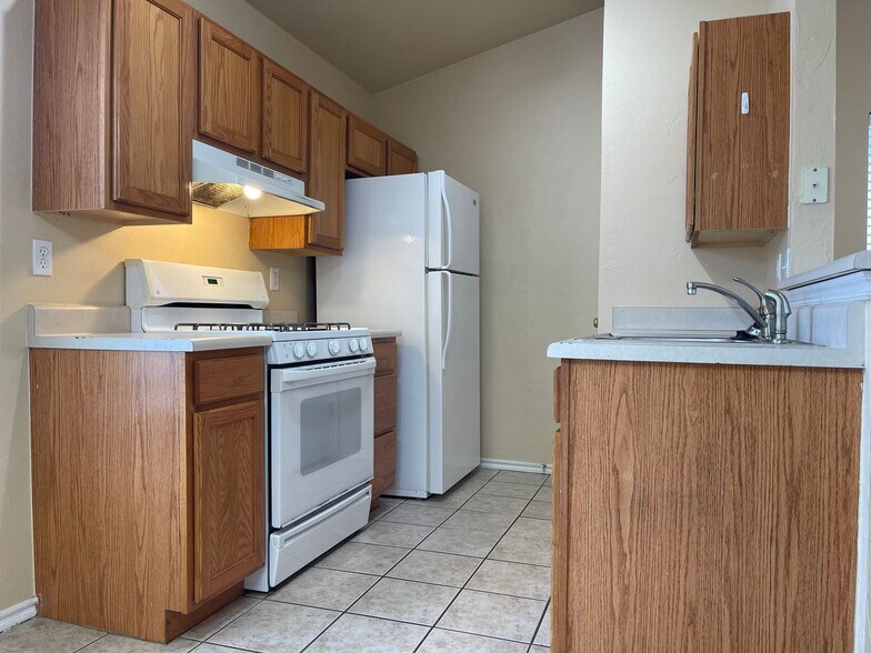 Building Photo - 1913 Leeds Ln