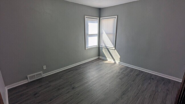 Building Photo - 1720 Logan Ave