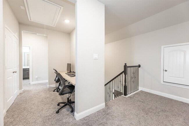 Building Photo - 15215 Holloway Hls Trl