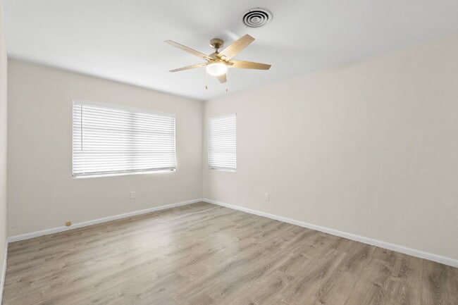 Building Photo - FULLY FENCED Home For Rent in Clearwater!