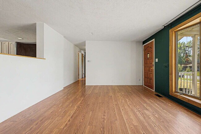Building Photo - "Charming 3-Bed Townhouse in Denver's Heart – Spacious 1350 Sq Ft Living!"
