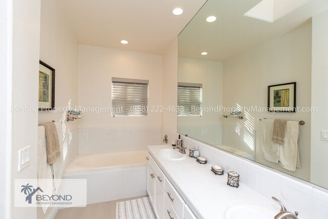 Building Photo - ***RECENTLY REMODELED**STUNNING KITCHEN**3...