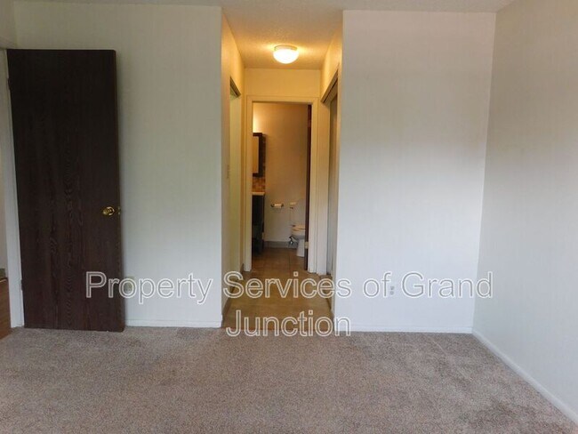 Building Photo - 805 E Cedar Ct